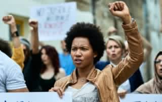 mujer negra disgustada multitud personas que manifiestan contra racismo calles ciudad 600x400 1